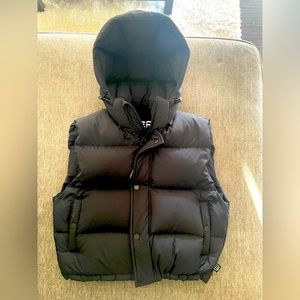 Aritzia Superpuff Shorty Vest, size small